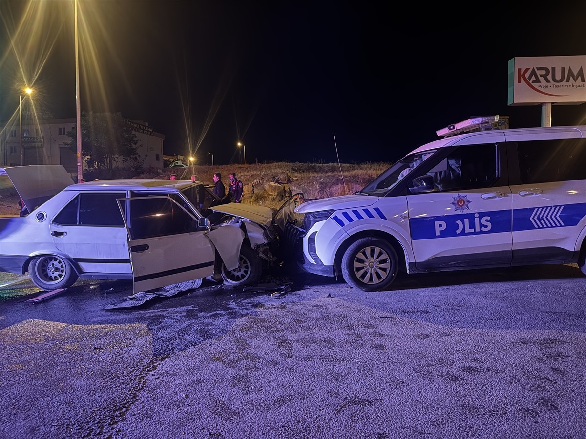 Kayseri'de polisin "dur" ihtarına uymayarak kaçmaya çalışan sürücü, kendisini durdurmaya çalışan...