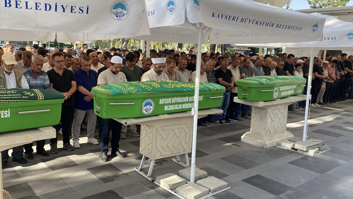 Kayseri'nin Kocasinan ilçesinde çıkan bıçaklı kavgada hayatını kaybeden taksi şoförünün cenazesi...