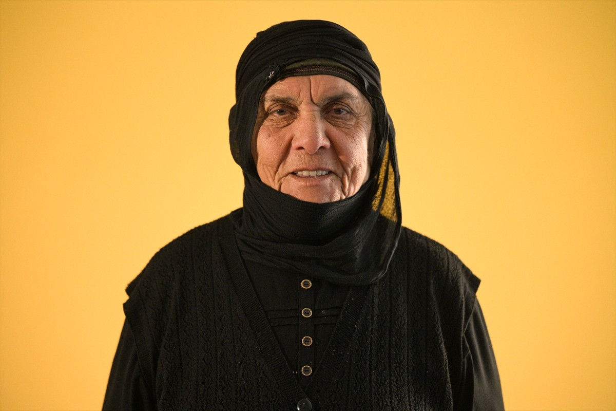 Kayseri'nin Sarıoğlan ilçesi Palas Mahallesi'nde yaşayan 60 yaş üstü kadınlar, geleneksel "baş...