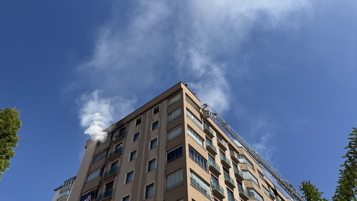 Kayseri'nin Talas ilçesinde apartmanın çatısında çıkan yangın söndürüldü.