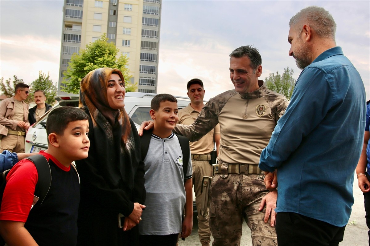 Kayseri İl Emniyet Müdürü Atanur Aydın (sağ 2), şehit polis memuru Ramazan Kırboğa'nın oğullarını...
