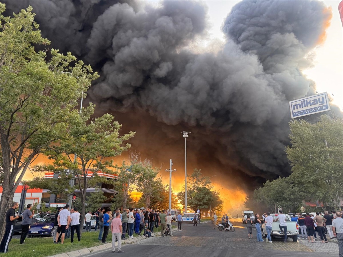 Kayseri Organize Sanayi Bölgesi'nde (OSB) bir keçe fabrikasında çıkan yangına müdahale...