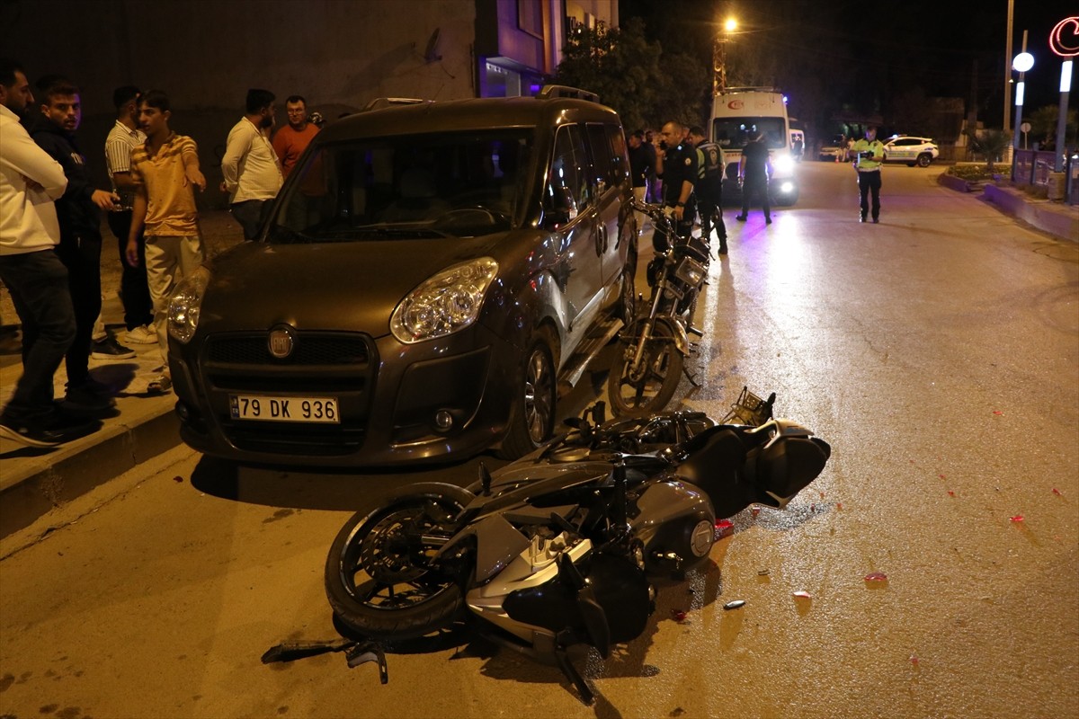Kilis'te iki motosikletin çarpışması sonucu 3 kişi yaralandı.