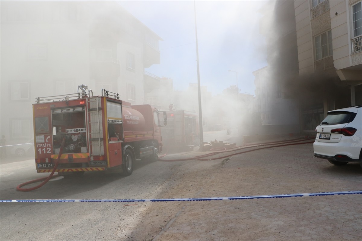 Kilis'te tekstil atölyesinde çıkan yangın, itfaiye ekiplerince söndürüldü.