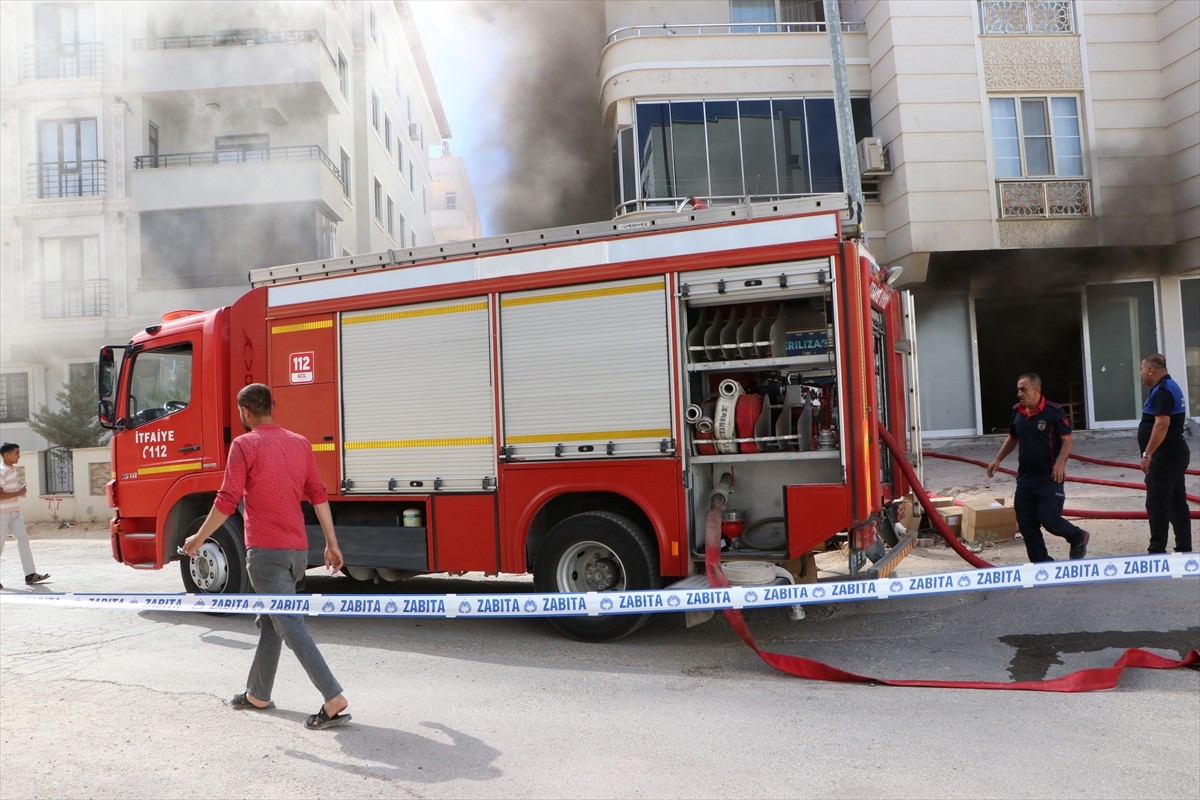 Kilis'te tekstil atölyesinde çıkan yangın, itfaiye ekiplerince söndürüldü.