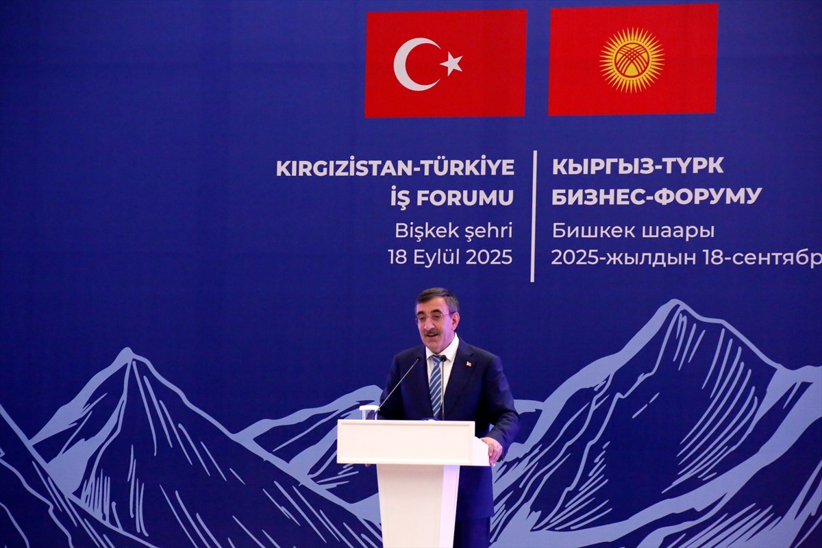 Kırgızistan'ın başkenti Bişkek'teki Cumhurbaşkanlığı Kongre Merkezi'nde Kırgız-Türk İş Forumu...