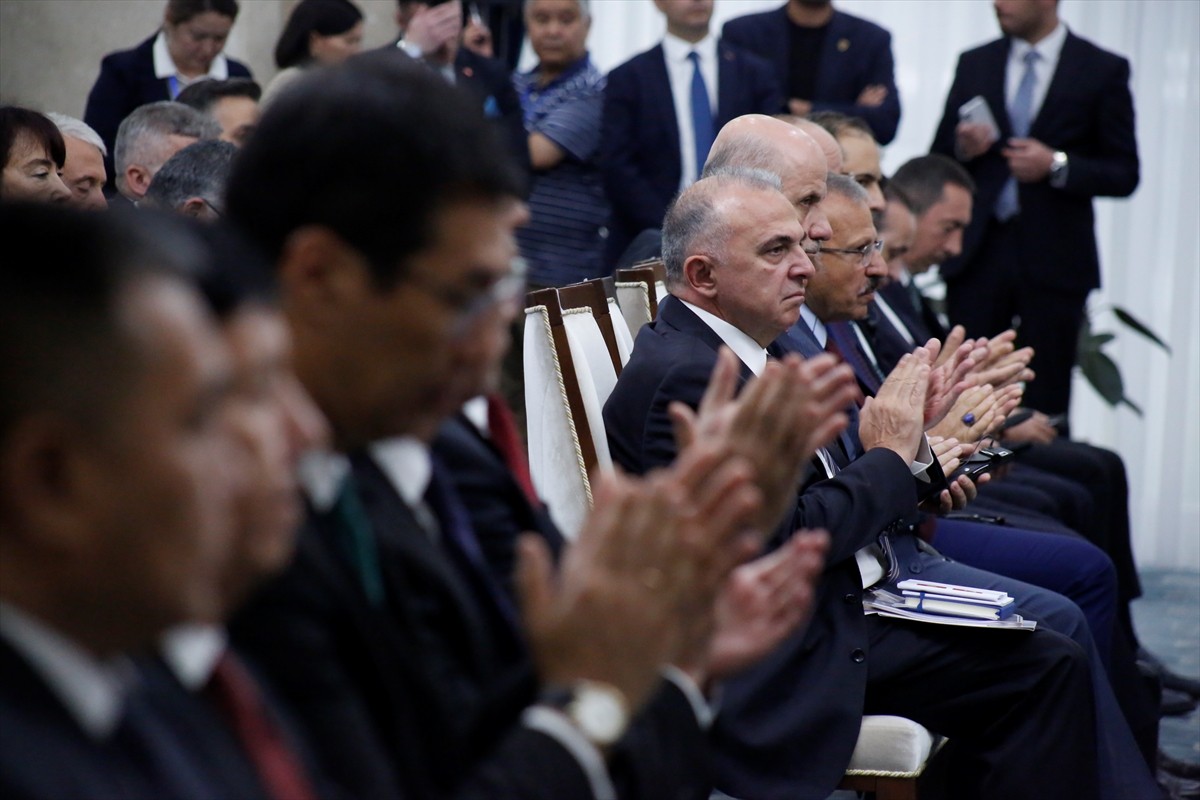 Kırgızistan Bakanlar Kurulu Başkanı ve Cumhurbaşkanlığı İdaresi Başkanı Adılbek Kasımaliyev, resmi...