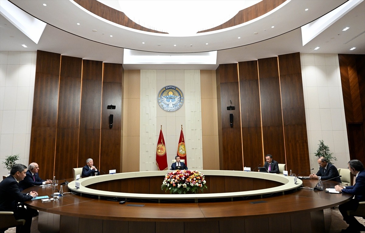 Kırgızistan Cumhurbaşkanı Sadr Caparov (ortada), Kırgızistan'ın ev sahipliğinde düzenlenen Türk...