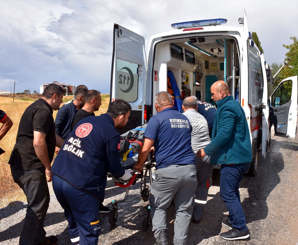 Kırıkkale Belediyesine ait çöp kamyonunun elektrik direğine çarpması sonucu 2 temizlik görevlisi...
