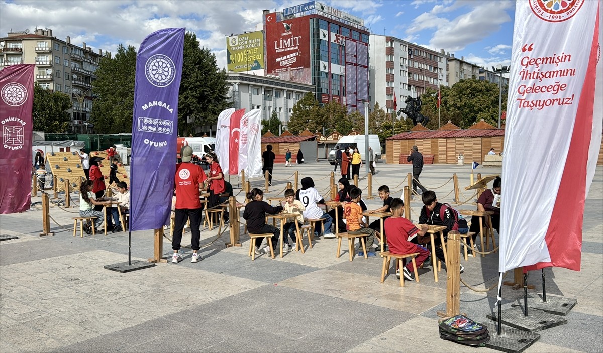 Kırşehir'de çocuklar, Geleneksel Spor Dalları Federasyonunun "Geleneksel Oyunlar Tırı"nda...