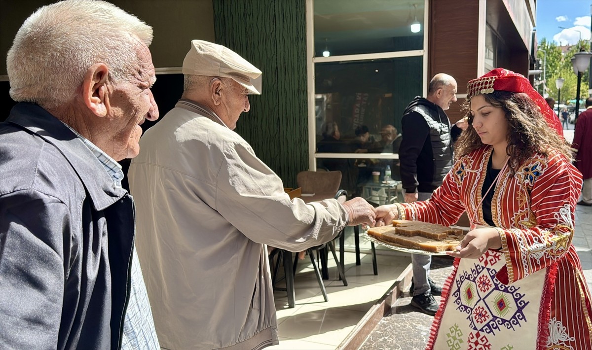 Kırşehir'de davul zurna eşliğinde ziyaret edilerek, 38. Ahilik Haftası kutlamalarına davet edilen...