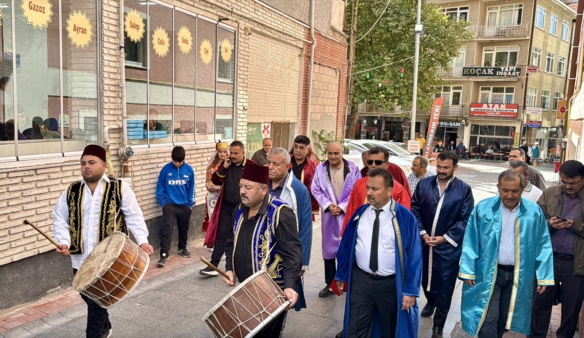 Kırşehir'de davul zurna eşliğinde ziyaret edilerek, 38. Ahilik Haftası kutlamalarına davet edilen...