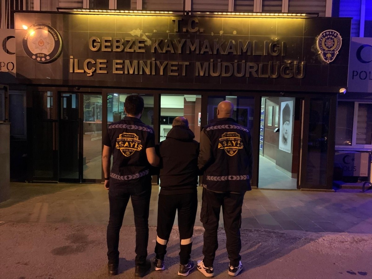 Kocaeli'de hakkında çeşitli suçlardan 64 yıl kesinleşmiş hapis cezası bulunan ve 11 yıldır aranan...