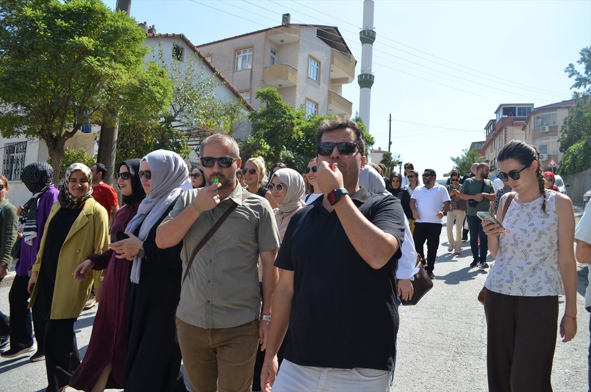 Kocaeli'nin Darıca ilçesinde eğitim sendikaları üyeleri, ilçedeki bir ortaokulda okul idarecisine...