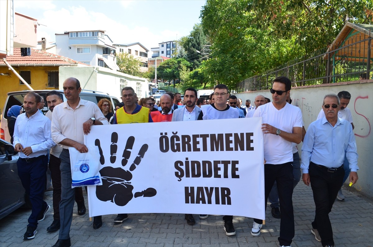 Kocaeli'nin Darıca ilçesinde eğitim sendikaları üyeleri, ilçedeki bir ortaokulda okul idarecisine...