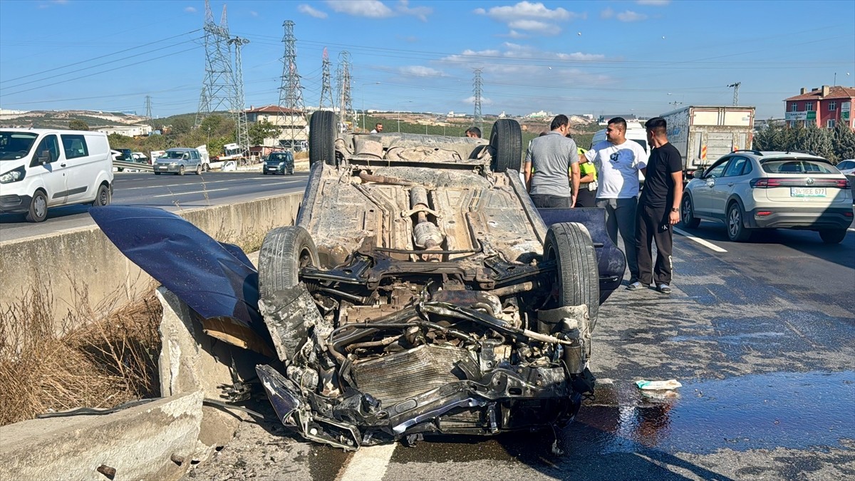 Kocaeli'nin Dilovası ilçesinde otomobilin, iddiaya göre aynı yönde seyreden bir oto çekicinin...