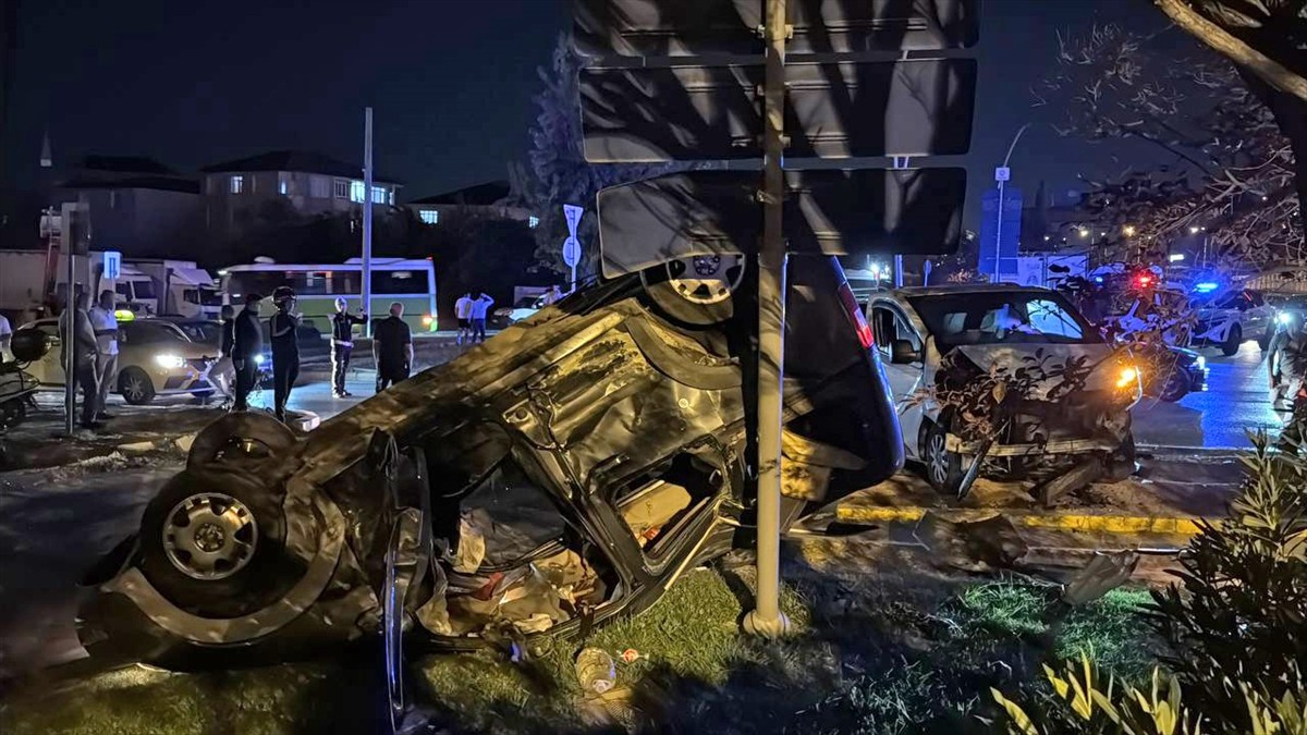 Kocaeli'nin Gebze ilçesinde panelvan ile hafif ticari aracın çarpıştığı kazada yaralanan 1'i çocuk...