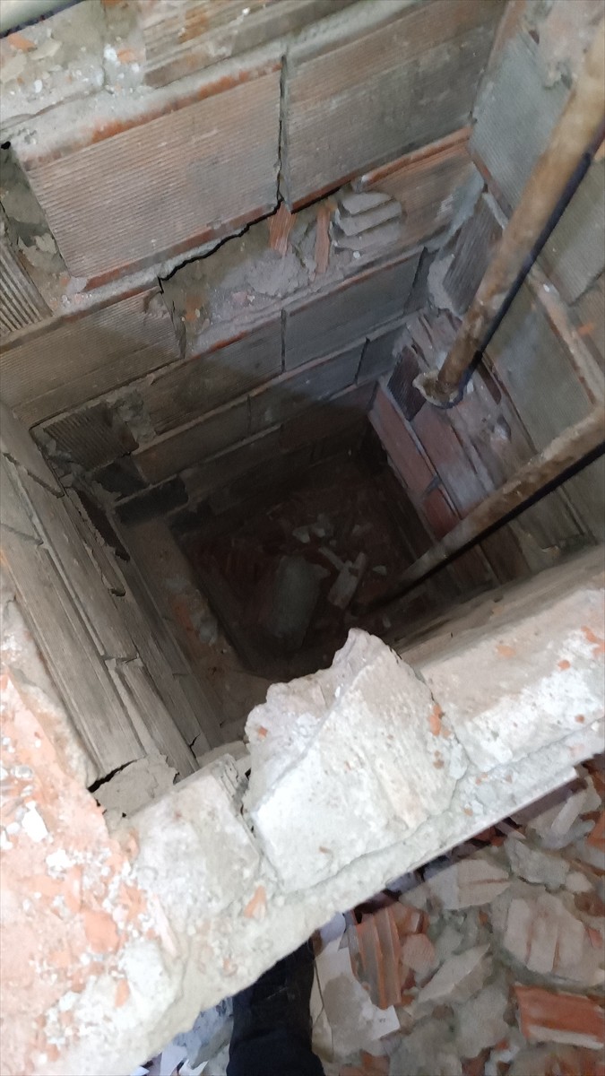 Kocaeli Büyükşehir Belediyesi itfaiye ekipleri, İzmit'te havalandırma boşluğuna düşerek mahsur...