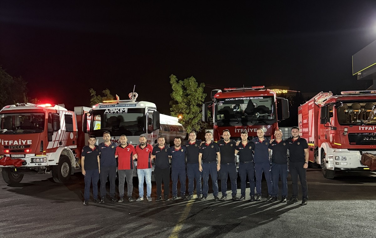 Kocaeli Büyükşehir Belediyesi İtfaiyesi, Karabük'te çıkan orman yangınını söndürme çalışmalarına...