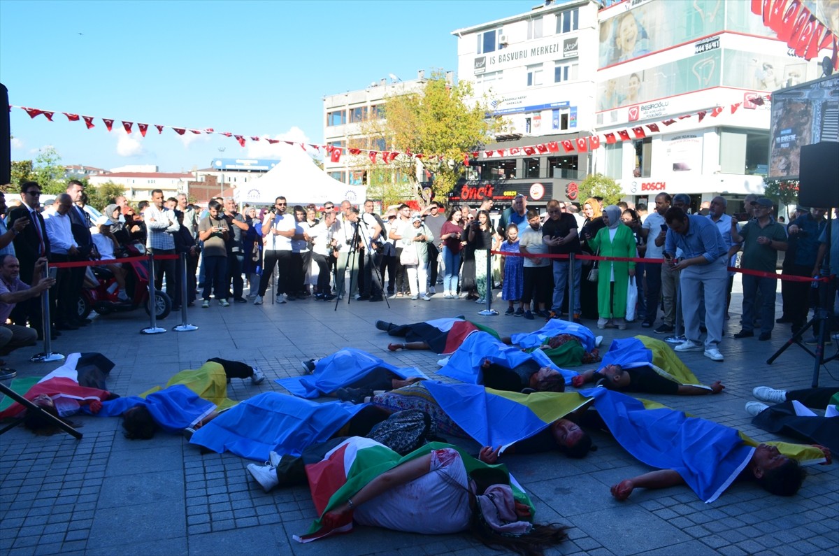 Kocaeli’nin Gebze ilçesinde 1 Eylül Dünya Barış Günü kapsamında "Barış İçin Sessizlik" temalı...