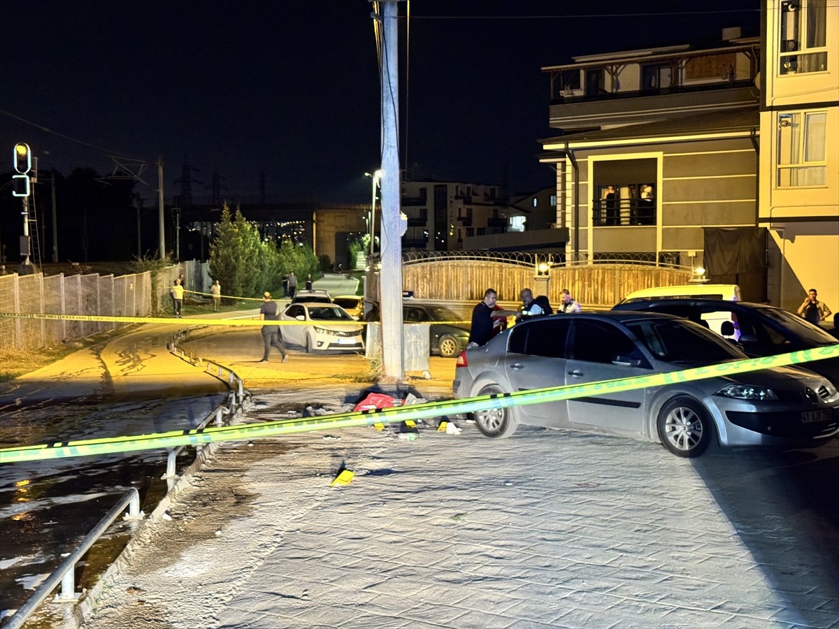 Kocaeli’nin Kartepe ilçesinde bir kişi, kız arkadaşı ve kardeşini tabancayla öldürdükten sonra...