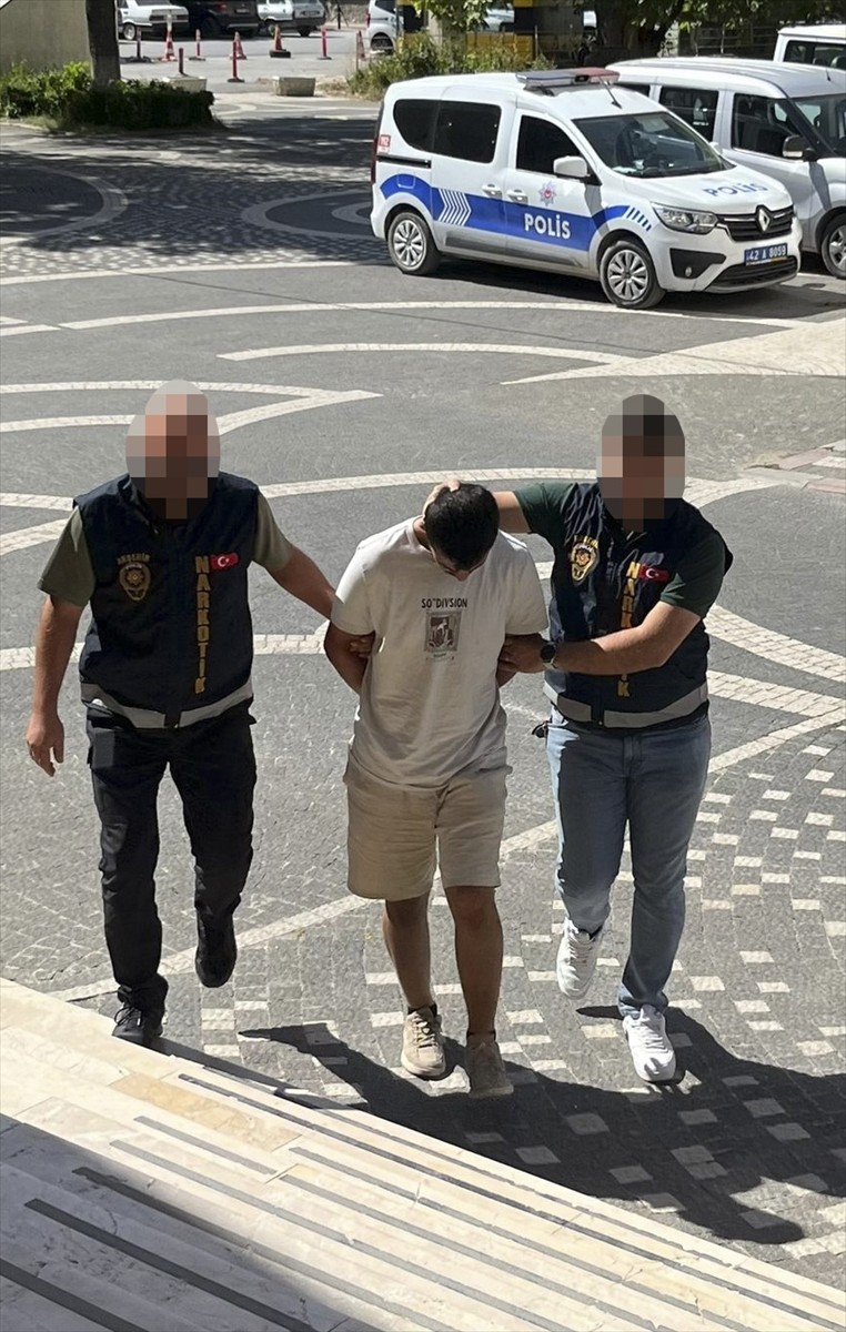 Konya'nın Akşehir ilçesinde düzenlenen uyuşturucu operasyonunda gözaltına alınan 3 zanlıdan 2'si...