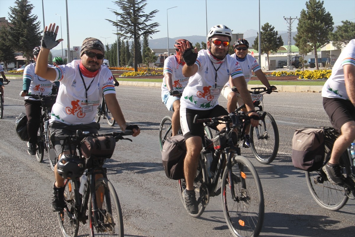 Konya'nın Beyşehir ilçesinde 13'üncüsü düzenlenen festival için bisikletliler bir araya...