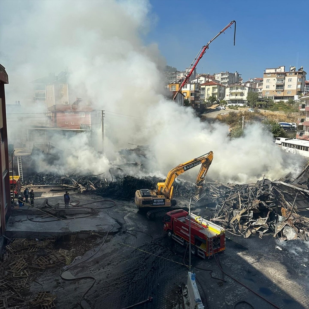 Konya'nın Beyşehir ilçesinde silah üretimi yapılan fabrikada çıkan yangın kontrol altına...