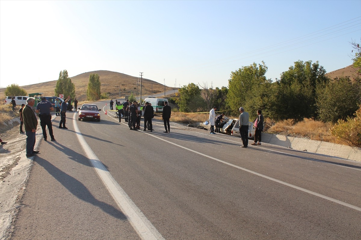 Konya'nın Halkapınar ilçesinde iki otomobilin çarpışması sonucu, 3 yaşındaki ikiz kardeşler...