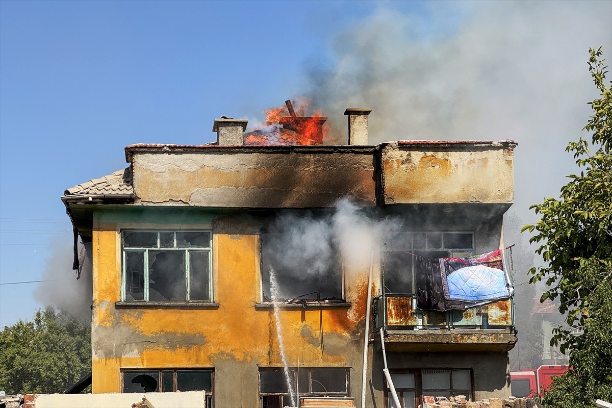 Konya'nın Selçuklu ilçesinde evde çıkan yangın itfaiye ekiplerince söndürüldü.