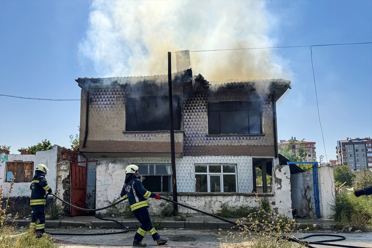 Konya'nın Selçuklu ilçesinde evde çıkan yangın itfaiye ekiplerince söndürüldü.