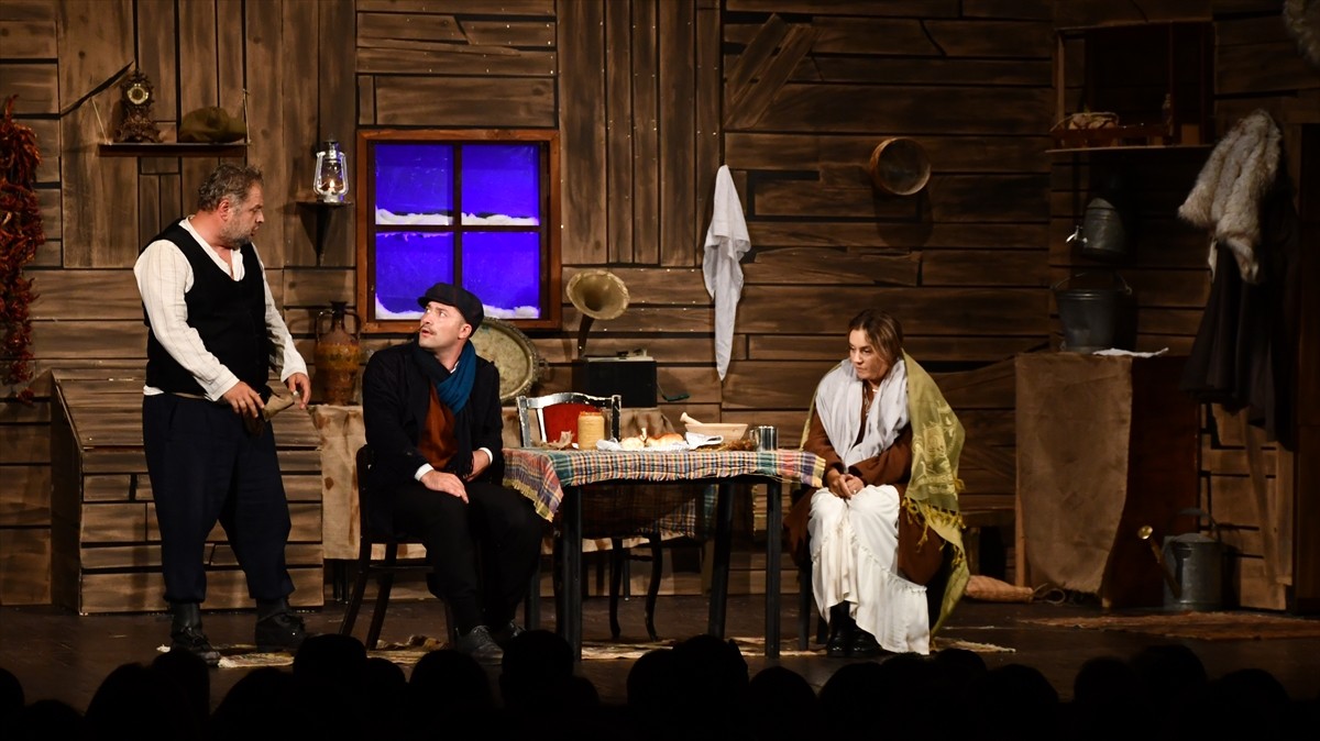 Kosova'nın güneyindeki Prizren şehrinde ilk defa düzenlenen "Prizren Uluslararası Türkçe Tiyatro...