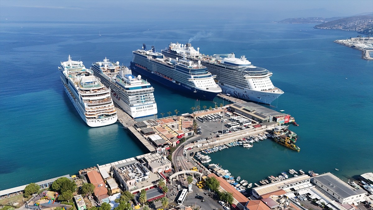 Kruvaziyer turizminin önemli merkezlerinden Aydın'ın Kuşadası ilçesine 4 gemi demirledi. Ege Port...