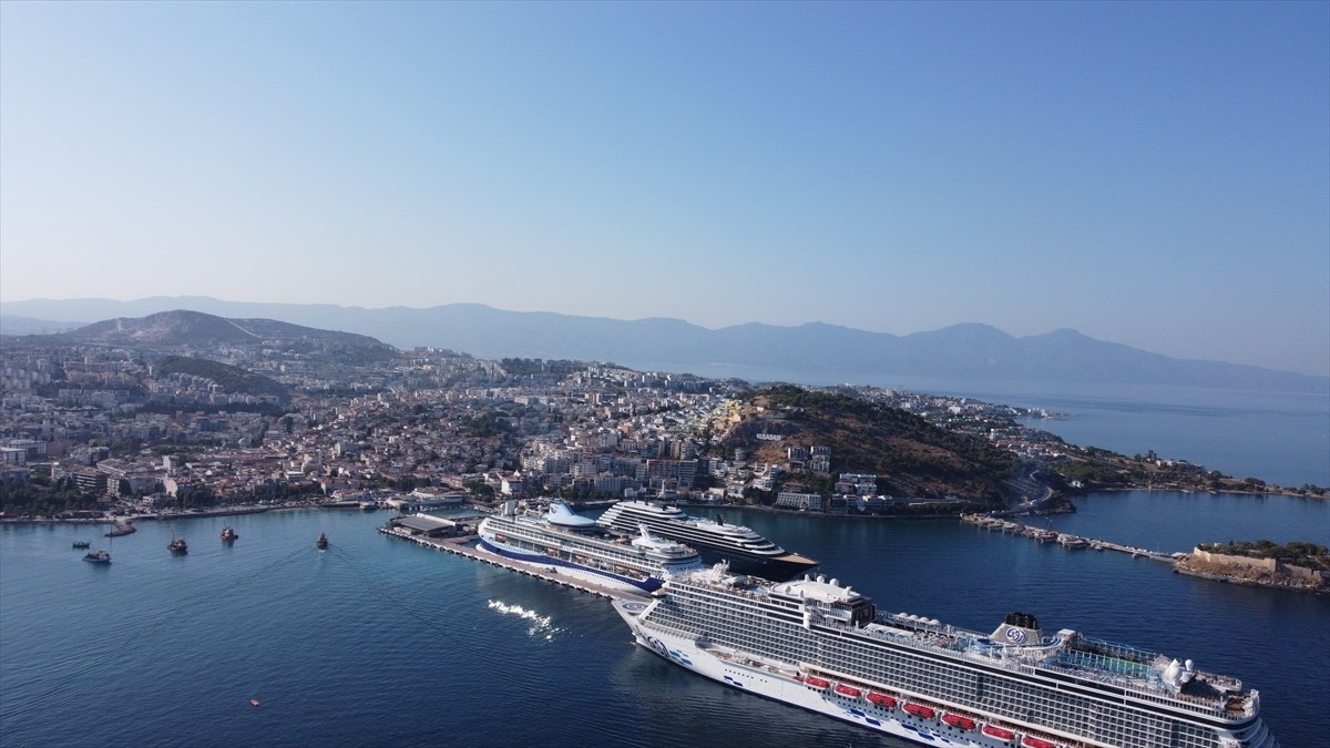 Kruvaziyer turizminin önemli noktalarından Aydın'ın Kuşadası ilçesi, 3 kruvaziyerle 4 bin 170...
