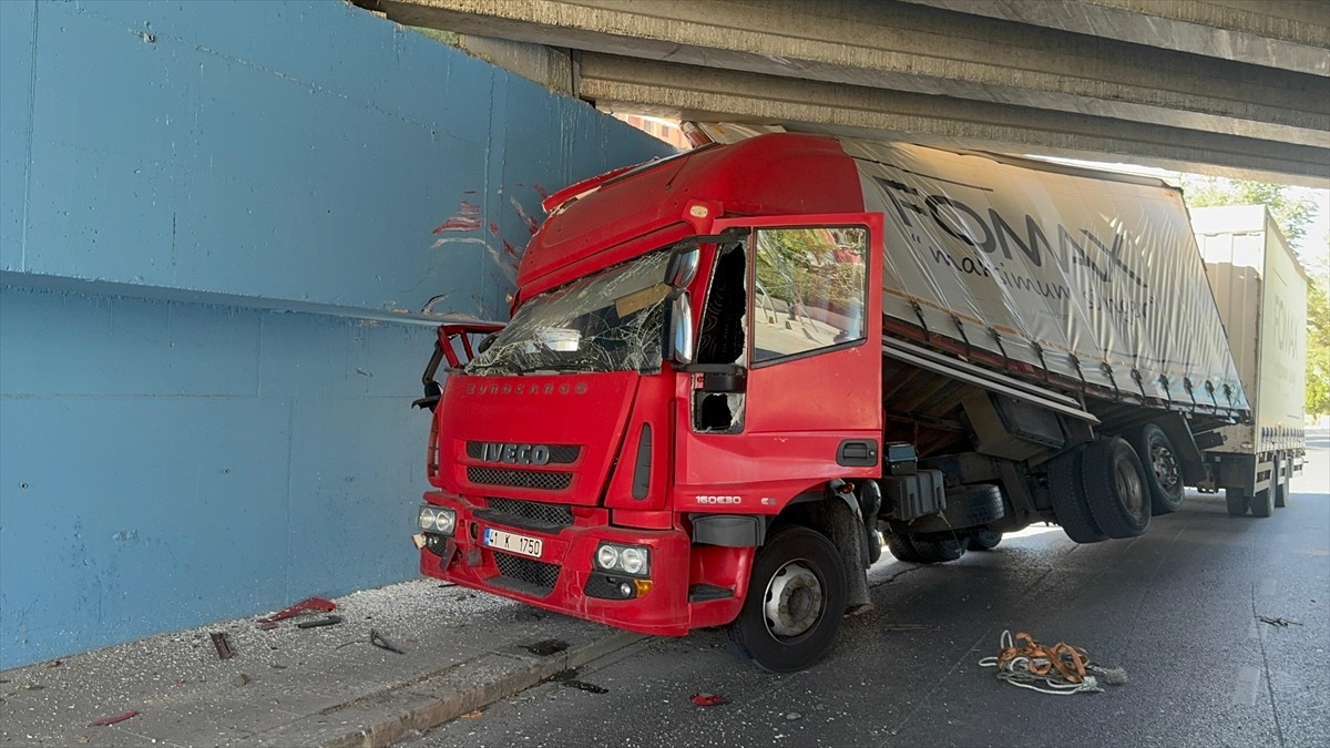 Küçükçekmece'de alt geçide çarparak sıkışan kamyonda, sürücünün 11 yaşındaki oğlu yaralandı....