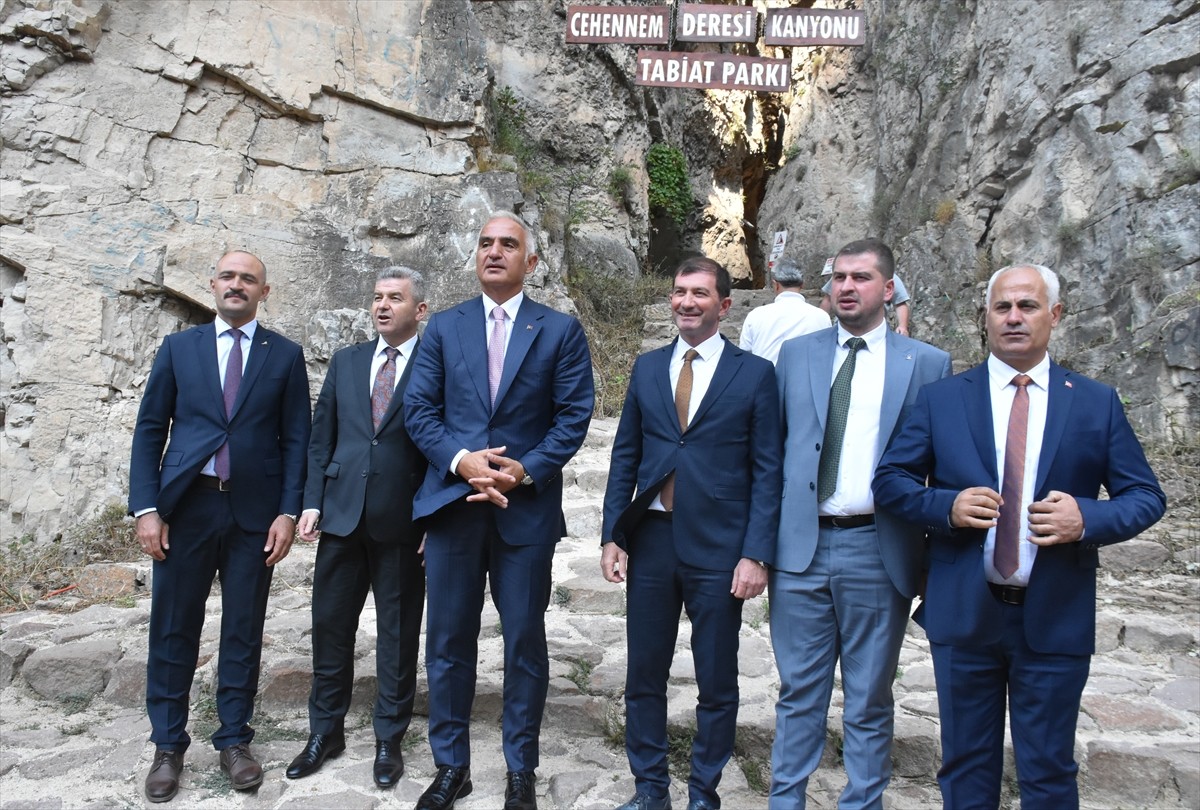 Kültür ve Turizm Bakanı Mehmet Nuri Ersoy, Artvin'in Ardanuç ilçesindeki Cehennem Deresi Kanyonu...