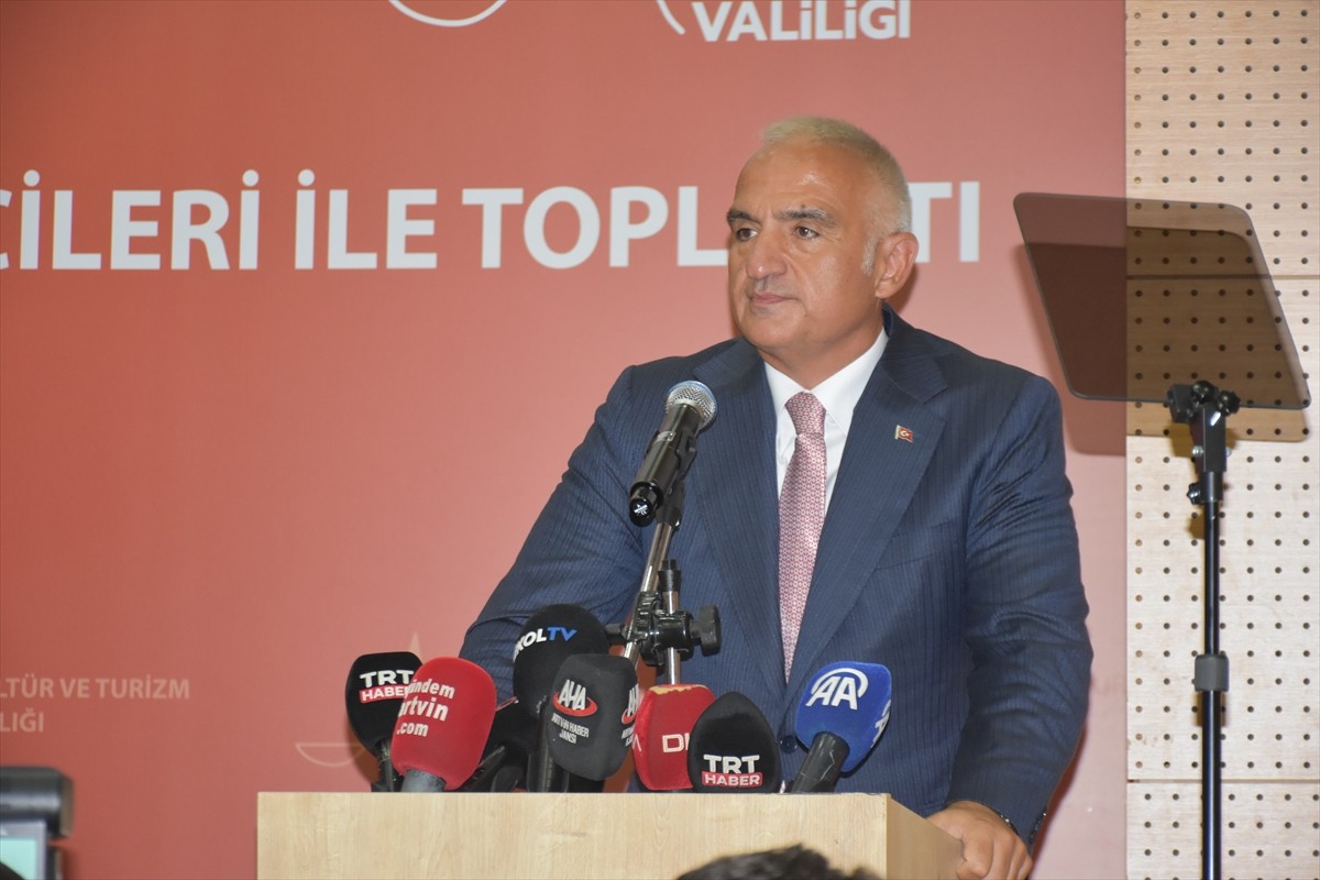 Kültür ve Turizm Bakanı Mehmet Nuri Ersoy, Artvin Gençlik Merkezi'nde düzenlenen Turizm Sivil...