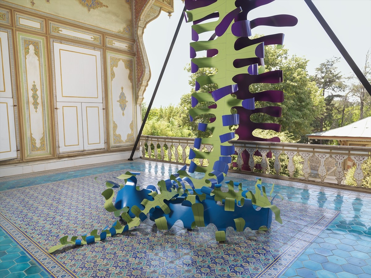 Küratörlüğünü Selen Ansen (sağda) ve Eda Berkmen'in (solda) üstlendiği "Folia" sergisi, 21...