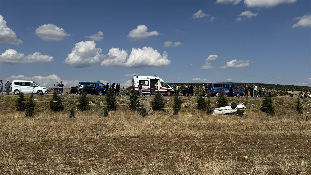 Kütahya'da kontrolden çıkan otomobilin çarptığı jandarma trafik personeli şehit oldu.