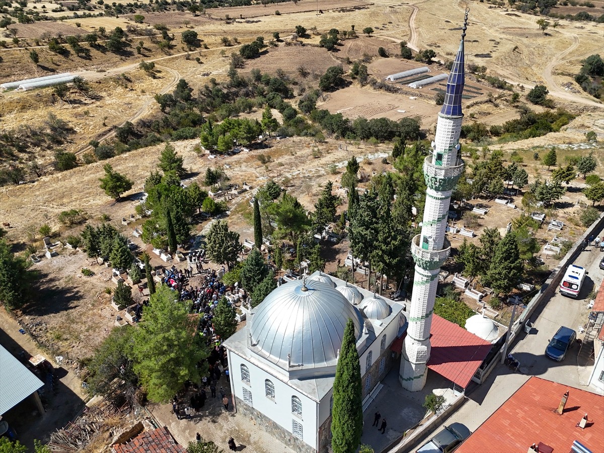 Kütahya'nın Gediz ilçesinde trafik kazasında hayatını kaybeden polis memuru, memleketi Uşak'ta son...