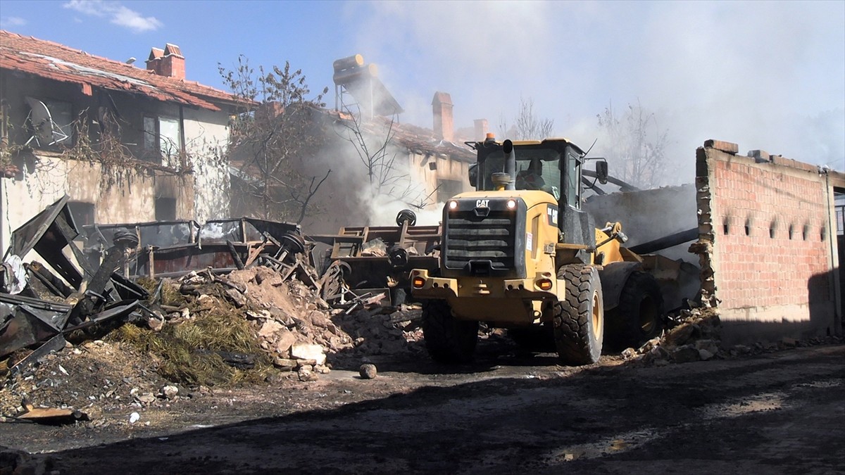 Kütahya'nın Tavşanlı ilçesinde, otomobilde başlayan yangının sıçraması sonucu, 3 ev kullanılamaz...
