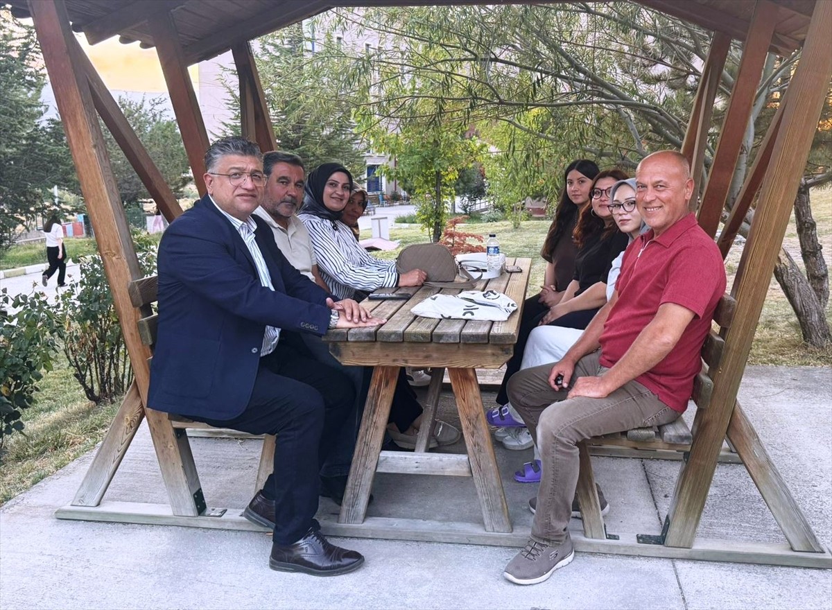 Kütahya Dumlupınar Üniversitesini (DPÜ) kazanan öğrenciler Rektör Prof. Dr. Süleyman Kızıltoprak...