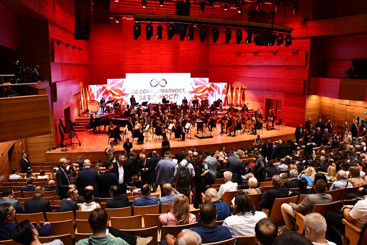 Kuzey Makedonya'nın başkenti Üsküp'te bağımsızlığın 34. yıl dönümü kutlandı. Kuzey Makedonya...