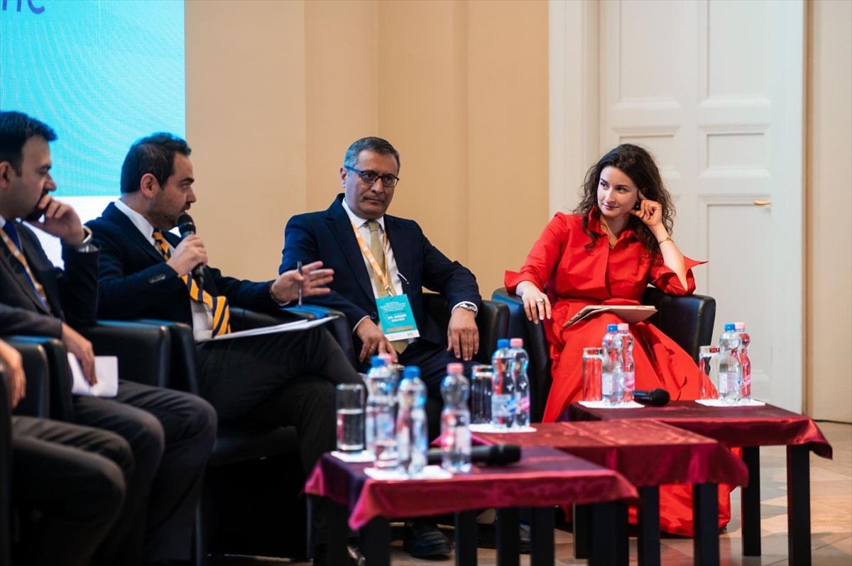 Macaristan'daki bir üniversite bünyesinde kurulan Türk Dünyası Çalışmaları Merkezinin resmi...