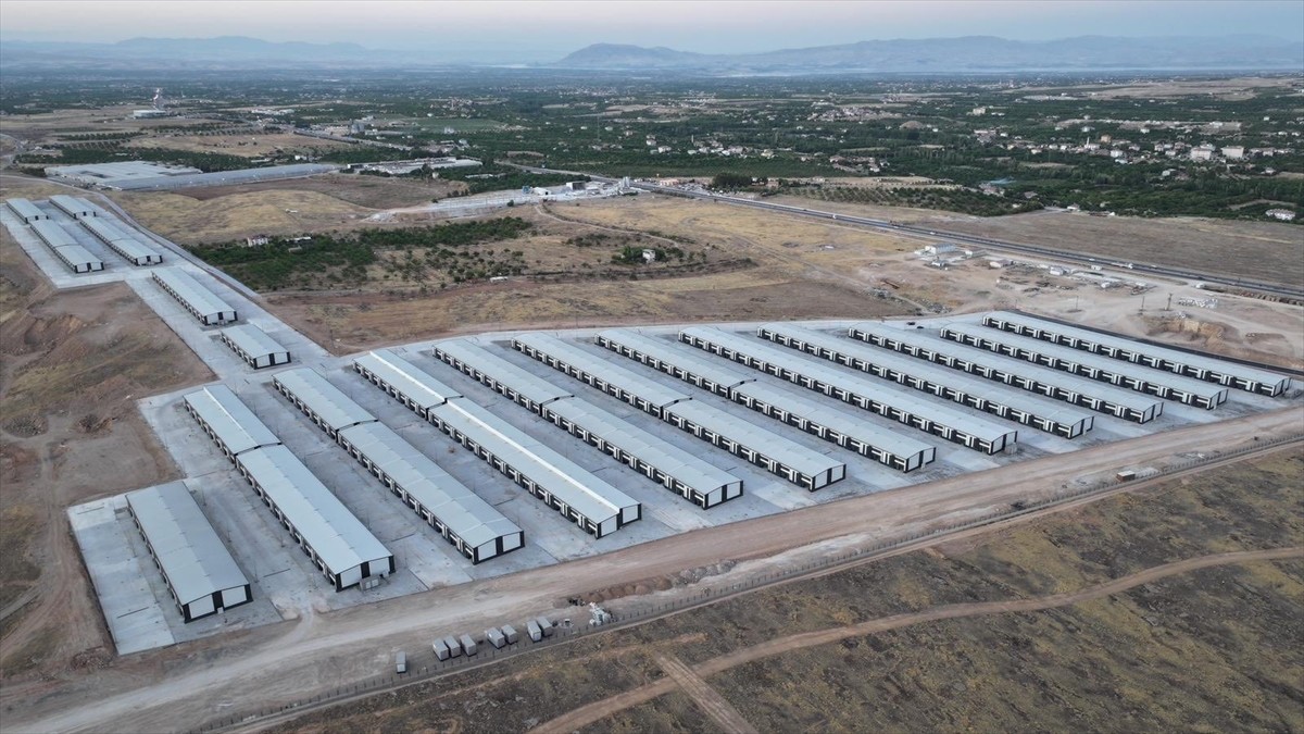 Malatya'da 6 Şubat 2023'teki Kahramanmaraş merkezli depremlerde iş yerleri yıkılan veya ağır hasar...