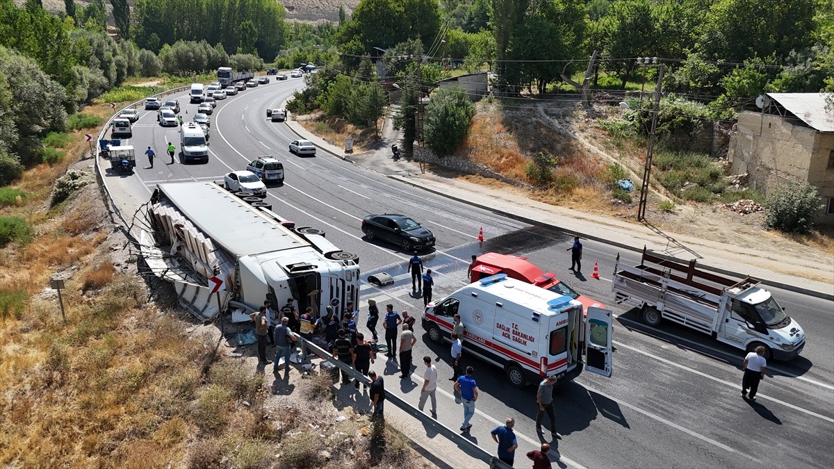 Malatya'nın Darende ilçesinde devrilen tırın ağır yaralanan sürücüsü, ambulans helikopterle...