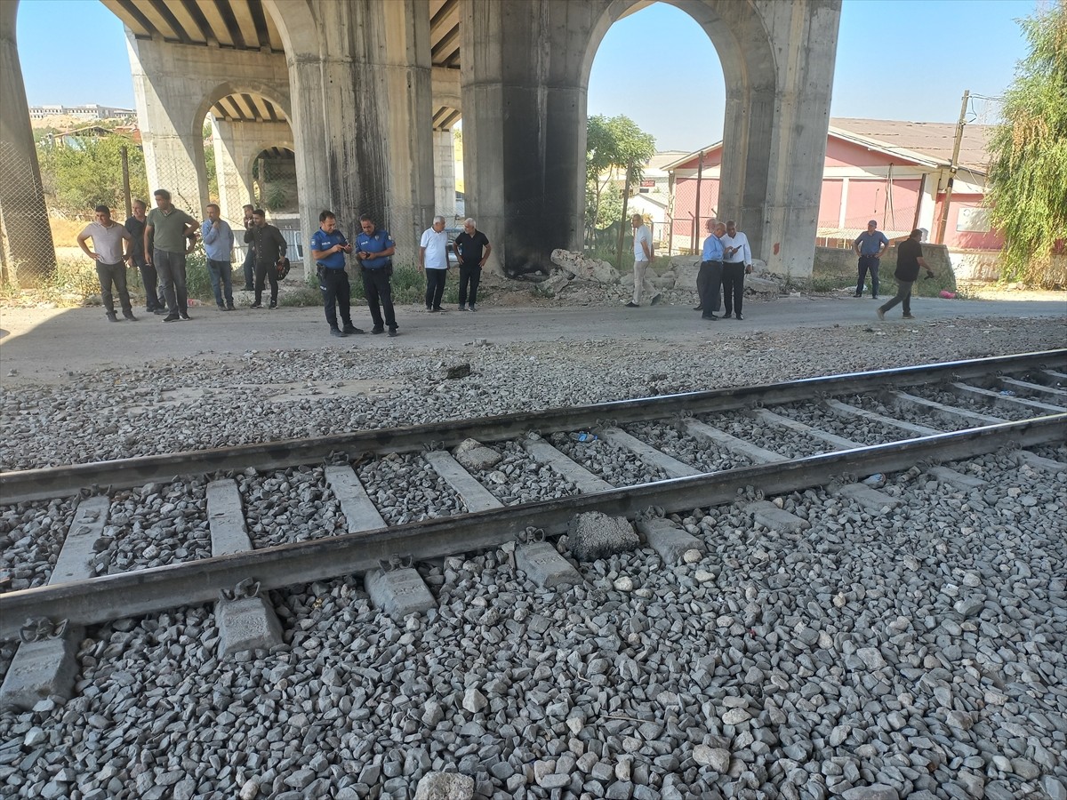  Malatya'nın Yeşilyurt ilçesinde yük treninin çarptığı otomobilin sürücüsü ağır yaralandı. Polis...