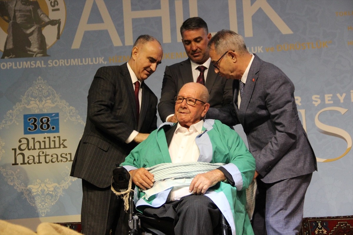 Manisa'da 38. Ahilik Haftası etkinliklerinde yılın ahisi, 34 yıldır bakkallık yapan 94 yaşındaki...