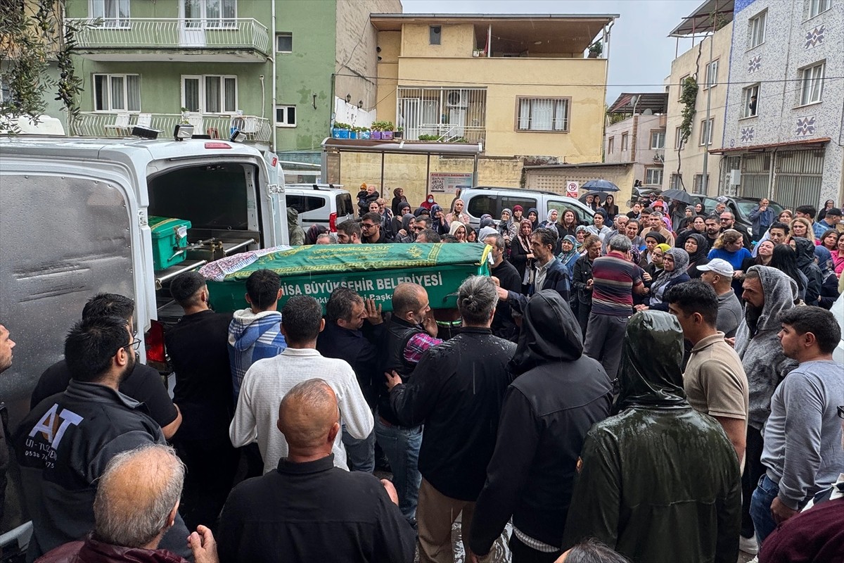 Manisa'nın Salihli ilçesinde otomobil ile pikabın çarpıştığı kazada 1'i çocuk 5 kişi öldü, 6 kişi...