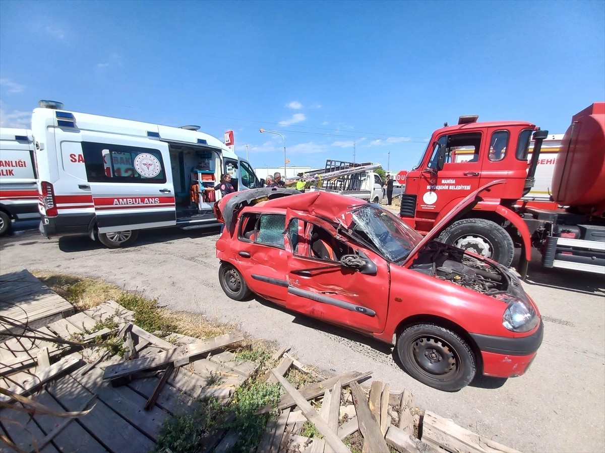 Manisa'nın Şehzadeler ilçesinde 3 aracın karıştığı zincirleme trafik kazasında 3 kişi...